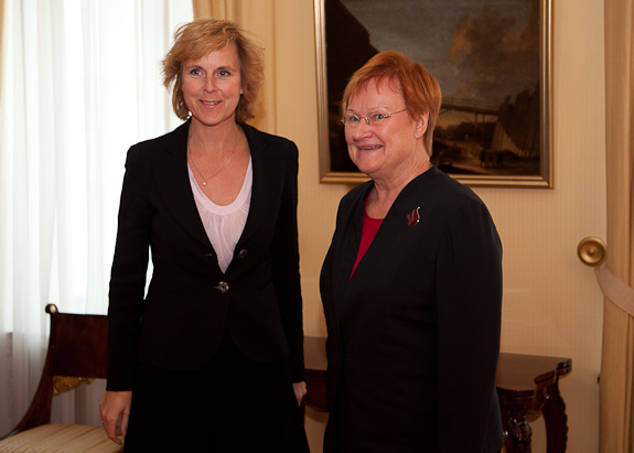 EU:n ilmastokomissaari Connie Hedegaard ja presidentti Tarja Halonen työskentelevät YK:n kestävän kehityksen korkean tason paneelissa. Copyright © Tasavallan presidentin kanslia